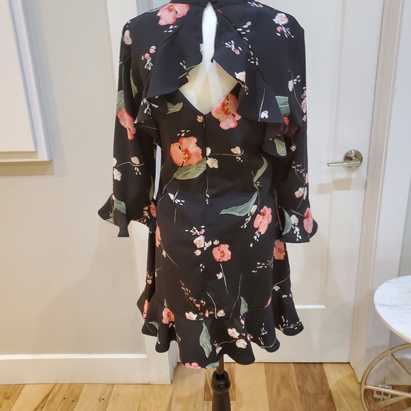 Short flirty dress - Picture 2 of 2